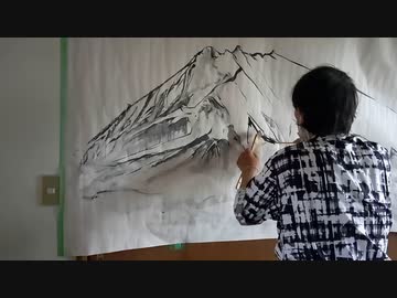 両手を使って富士山を描いています(有料動画)