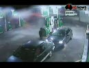 男性を車で轢く、酔った１９歳の女性、男性は軽傷