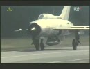 高速道路に着陸するMig-21
