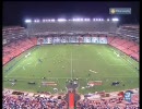 サッカーの試合中に看板が襲いかかる動画