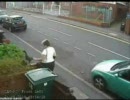 ぬこをゴミ箱に捨てた英国のおばさん