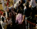 闘牛が観客席に突っ込み大暴れ
