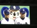 ﾋﾛｲﾝ後のお立ち台で燃えﾄﾞﾗの指揮をするドアラ