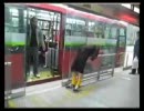 電車のドアの開閉で飛ばされる男