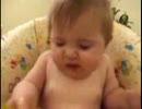 酸っぱいフルーツを食べる赤ちゃん