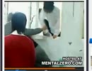 【中国の異常なイジメ】一人を大勢で袋叩きﾜﾛｴﾅｲ