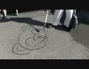 ディズニーシーにて掃除の人が雨水でキャラクターの絵を描いてます