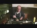 海外レポーターがお好み焼きの食べ方を丁寧に紹介