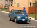 走行中の乗用車を盗まれる