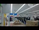電池やラジオ、懐中電灯を買い求める人達で混雑する家電店