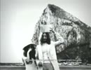 その岩は、ジブラルタ海峡に位置する JOHN&YOKO ジブラルタ生命TVCM