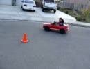 おもちゃの車で華麗なドリフトを決める子供【ヒューマン編】