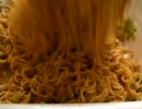中年男性が（貪欲に）カップ焼きそばを食い尽す件