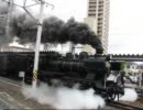 出発式の中、熊本駅を発車するSL人吉号