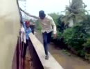 インド少年の危険な列車スタント