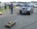 玩具の戦車がクルマを引っ張る