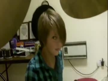 可愛い女の子がドラムを叩いています！２