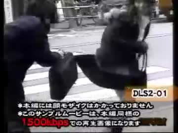 スカートに引っ掛かって離れない不思議かばん
