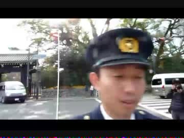 京都で月山明博の車列とスキンシップ