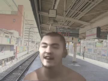 駅のホームでうたた寝する大先輩