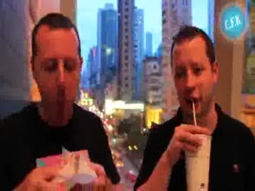 【海外の反応】モスバーガーをリポートするコンビ