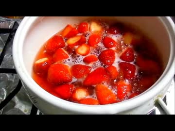 いちごを煮てるだけの動画