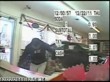 車が店へ突入