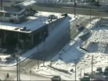 雪で坂道を上れない車