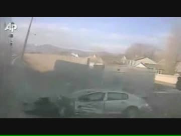 踏切へ侵入してきたクルマと列車が衝突の瞬間
