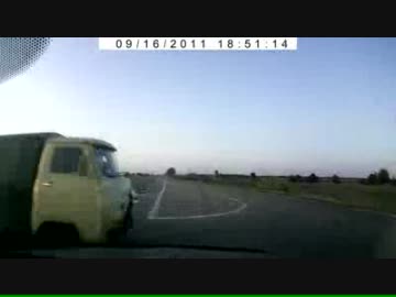 小型トラックをよけきれずに車載車が衝突