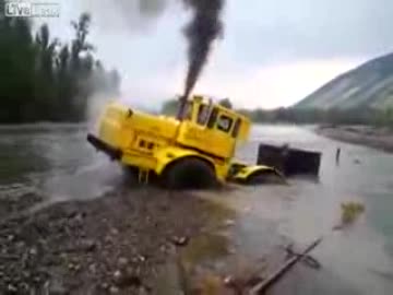 強力なパワーで川の深みから抜け出すロシアの大型トラック ニコニコ動画