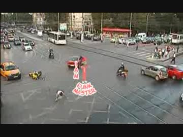 直進のバイクと左折のクルマが衝突　ライダー空中一回転