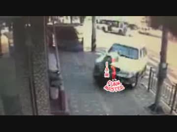 世界最悪の女性ドライバー　交差点で信号を待ってた歩行者を撥ねる