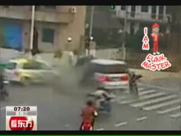 猛スピードで交差点に侵入したクルマがバイク２台を撥ね飛ばす