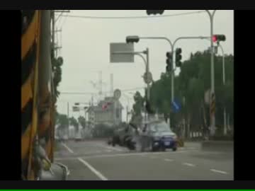 クルマとバイクが衝突　衝撃で人形のように舞い上がるライダー