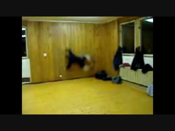 壁に向かって少年がウルトラソウルッ！