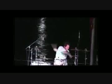 荒ぶるドラマーの野外ライブ