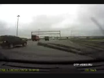 強引な車線変更してきたクルマに強く接触され分岐点に衝突する車載車