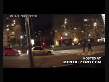 横断歩道を渡っていた男性が急ブレーキの音と共にクルマに撥ねられる