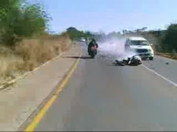 衝突したバイクを押しながら走るクルマ