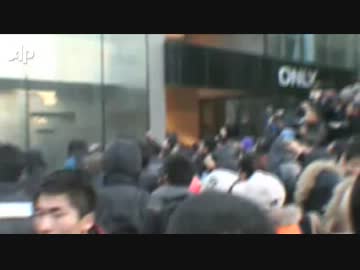 中国でiPhone4s販売延期に腹を立てた群集がApple Storeに生卵を投げる