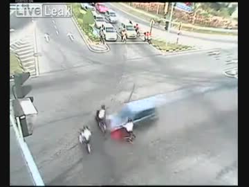 交差点でバイク三台を撥ね飛ばしたクルマ