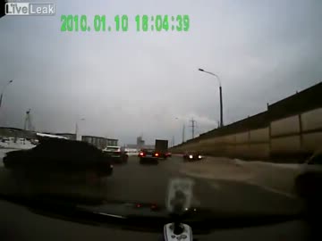 凍結道路でクルマが次々スリップ事故