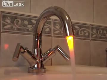 水道から炎？？　実はイルミネーションです