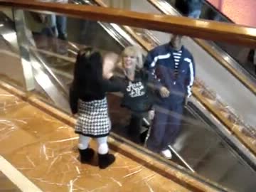 下りエスカレーターの客全員にバーイと言いながら手を振る幼女