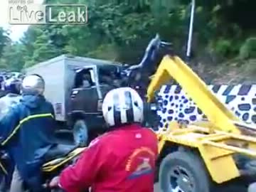 トラックのフロントガラスにバイクが突き刺さっている