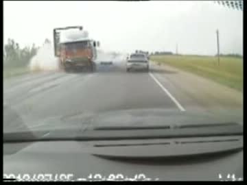 追い越し車両が衝突した対向車のトラックが車載車に迫ってきた