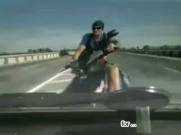 調子良く飛ばしてたらセンターライン越えのバイクと正面衝突