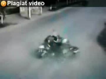 左折車の横っ腹にバイクが激突