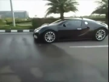 ブガッティに付きまとうバイク車載主